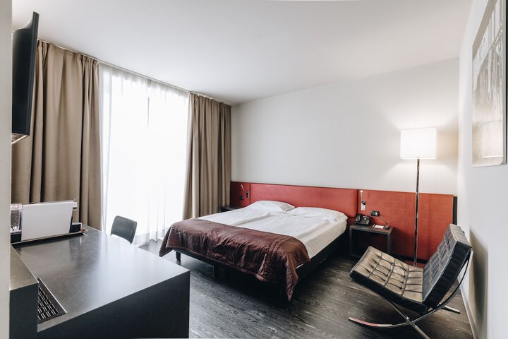 Room 11 of 36