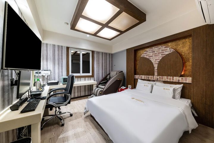 Room 25 of 37