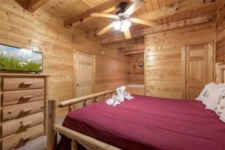 A Mountain Paradise 2 Bedroom Home with Hot Tub