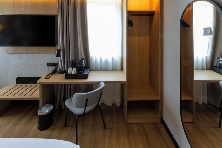 Room 11 of 110