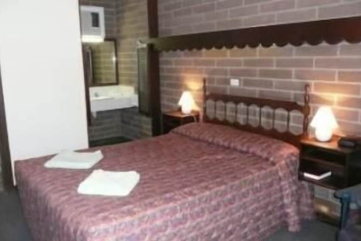 Room 4 of 16