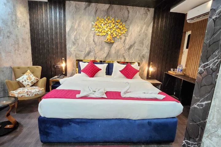Room 5 of 9