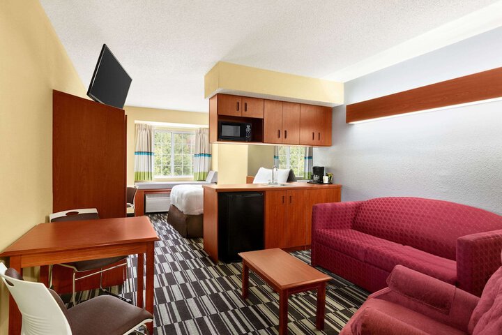 Room 17 of 28