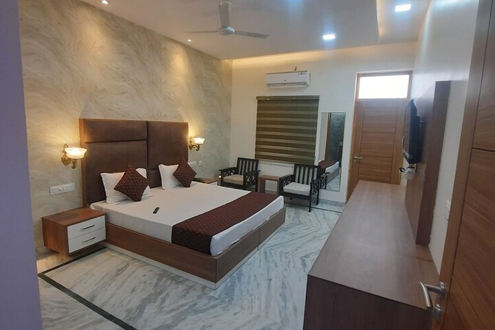 Room 5 of 18