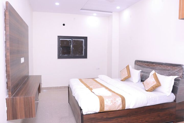 Room 12 of 16