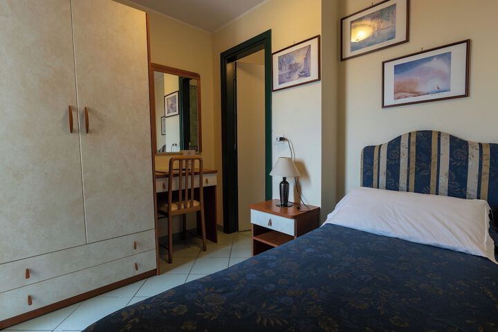 Room 9 of 42