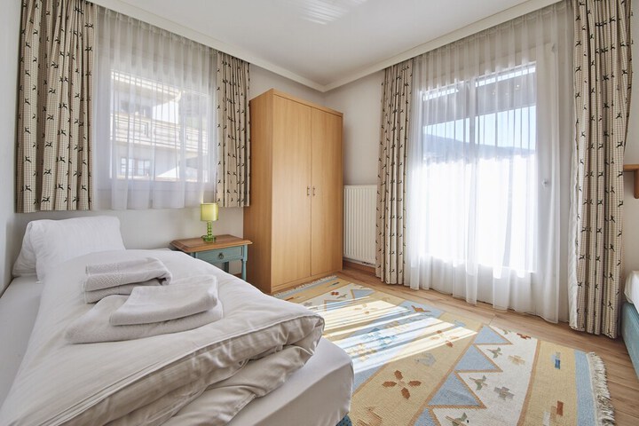 Room 8 of 76