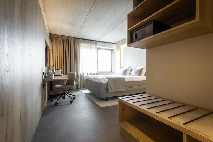 Room 6 of 18