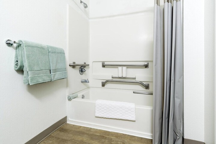 Room 25 of 28