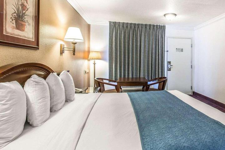 1 King Bed (2 of 14)