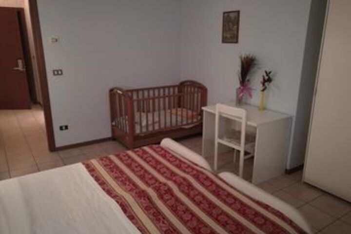 Room 8 of 12