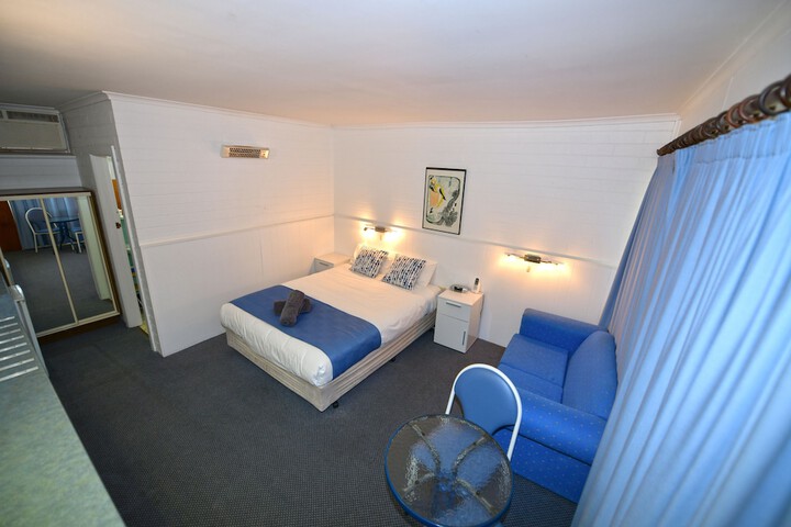 Room 11 of 18