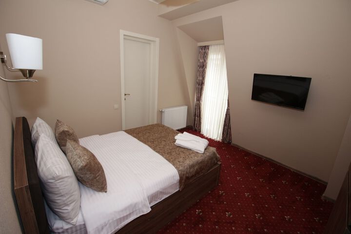 Room 3 of 32