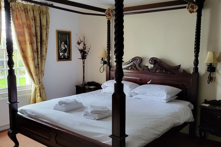 Room 5 of 17
