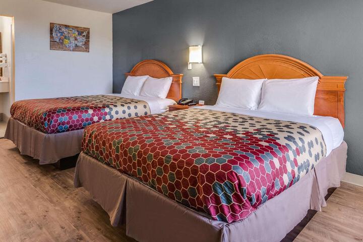 2 Queen Beds (2 of 8)