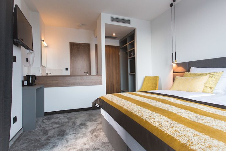 Room 18 of 114