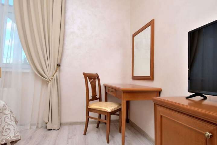 Room 4 of 144
