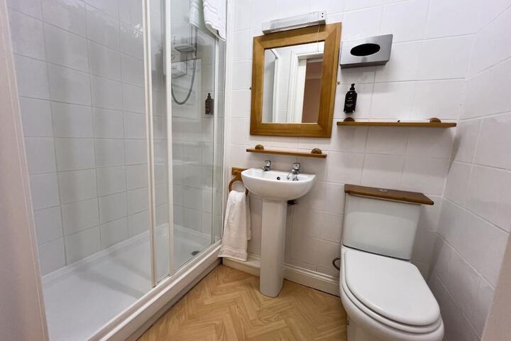 Room 10 of 32