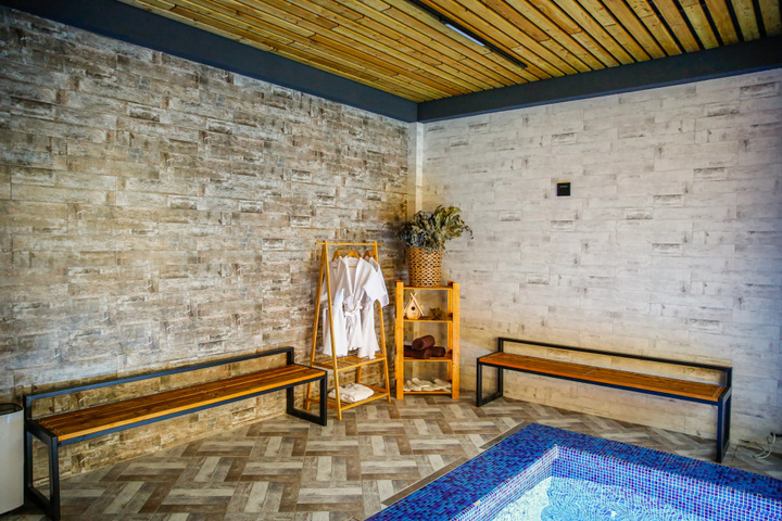 Pool 14 of 15
