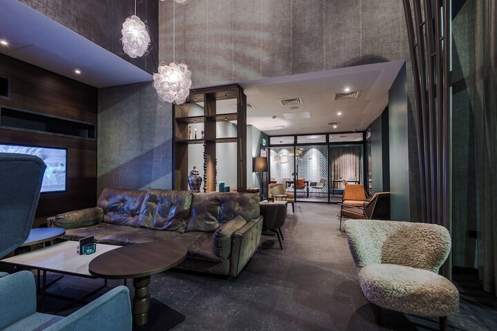 Lounge 25 of 36