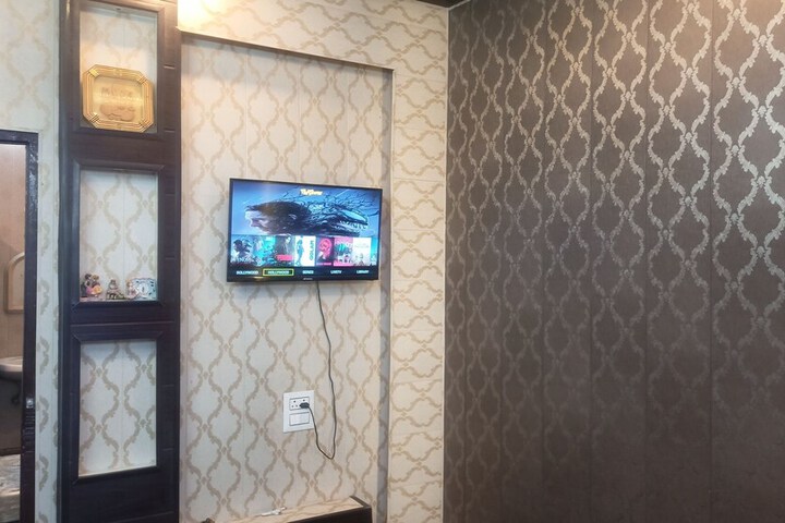 Room 8 of 17