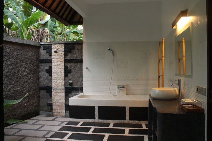 Deep soaking bathtub