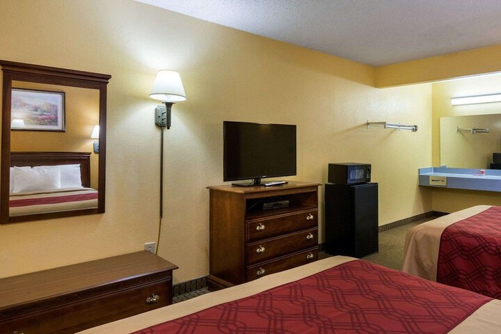 2 Queen Beds (6 of 8)
