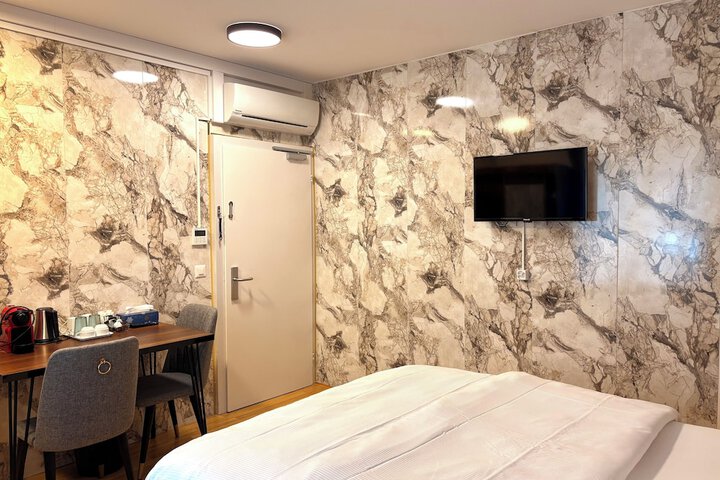 Room 27 of 75