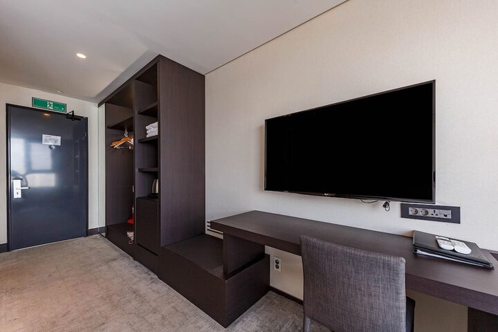Room 33 of 63