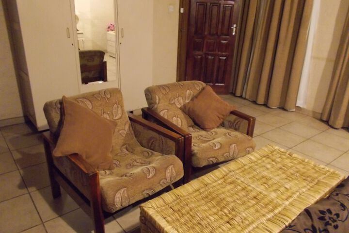 Lounge 25 of 37