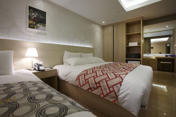 Room 53 of 78