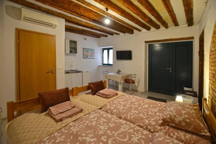 Room 3 of 9
