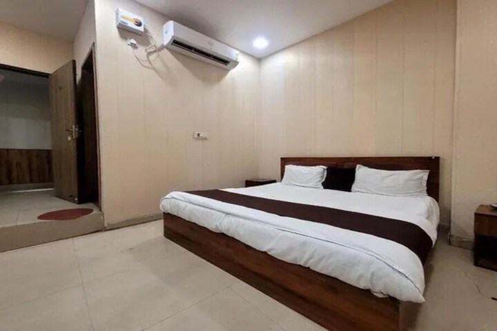 Room 10 of 18