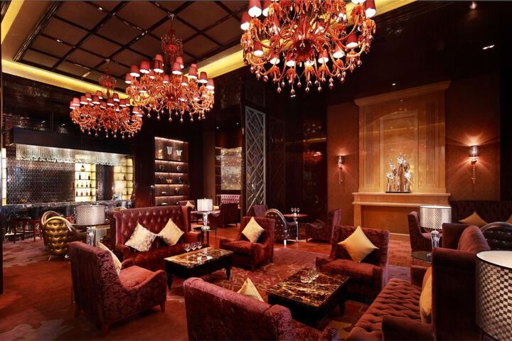 Lounge 35 of 49