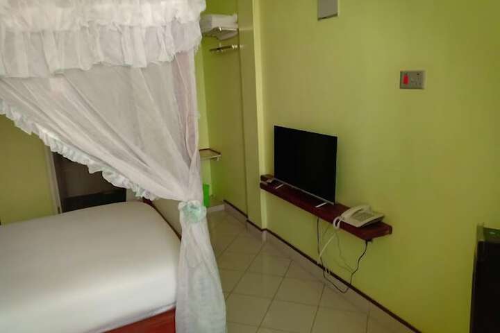 Room 10 of 42