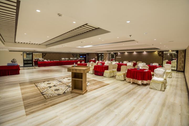 Ballroom/Hall 78 of 104
