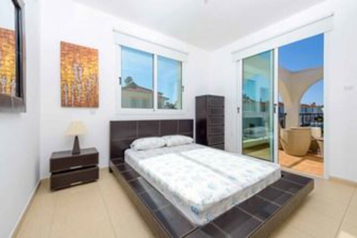 Room 6 of 16