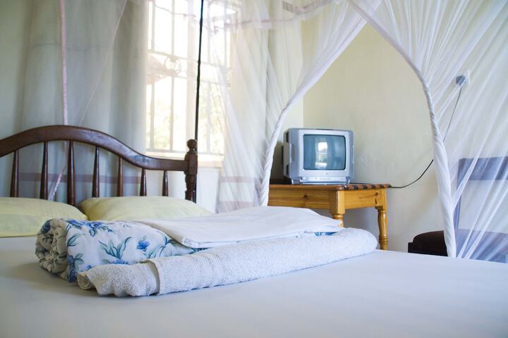 Room 4 of 28