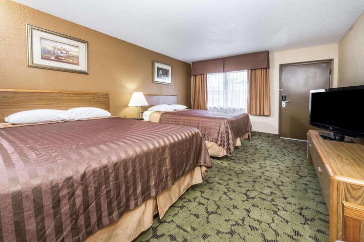 2 Queen Beds (3 of 15)