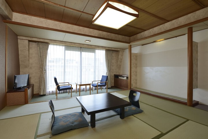 Room 11 of 33