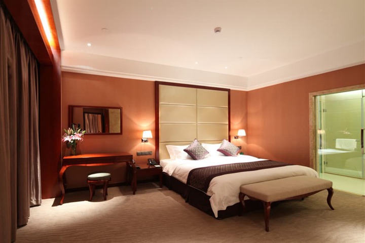 Room 7 of 18