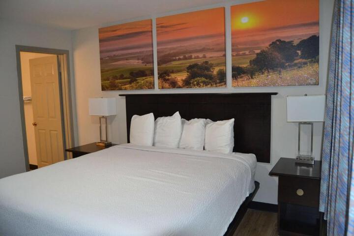 Suite King Size Bed (13 of 19)