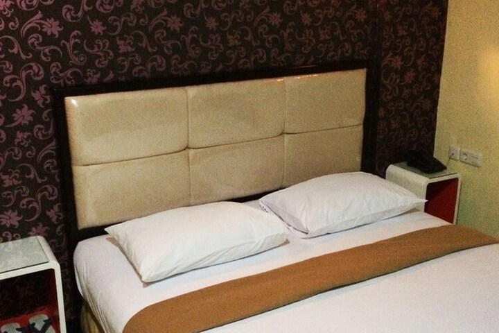 Room 9 of 32