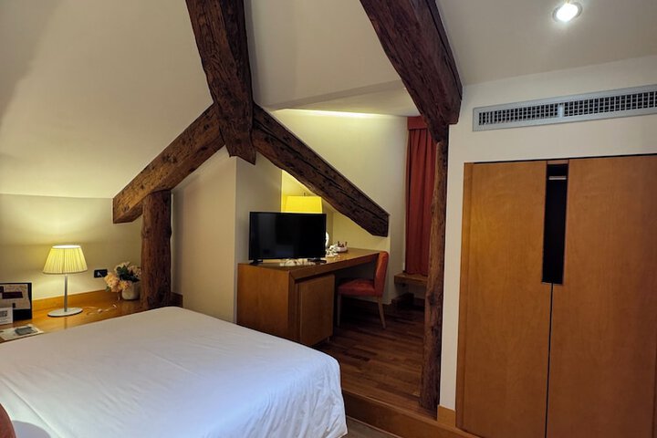 Room 161 of 290