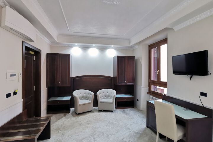 Room 9 of 34