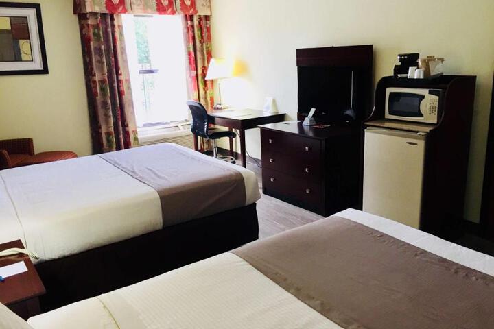 2 Queen Beds High Speed Internet Accessible Microwave, Refrigerator Full Breakfast (2 of 4)
