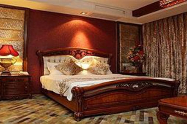 Room 9 of 18