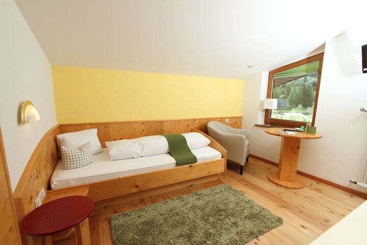 Room 12 of 48
