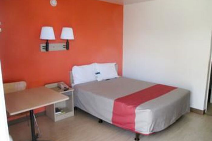 Room 4 of 11