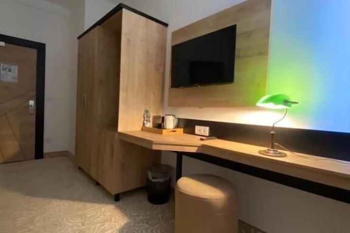Room 4 of 12